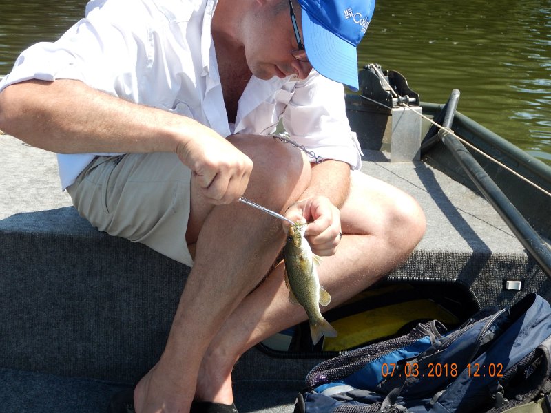 -Juniata River-004-.jpg - Then Gary got this small one.  Temps now in the 93 degree range with no breeze.